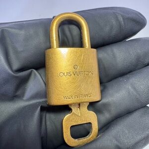 EUC Authentic LV Louis Vuitton lock and key